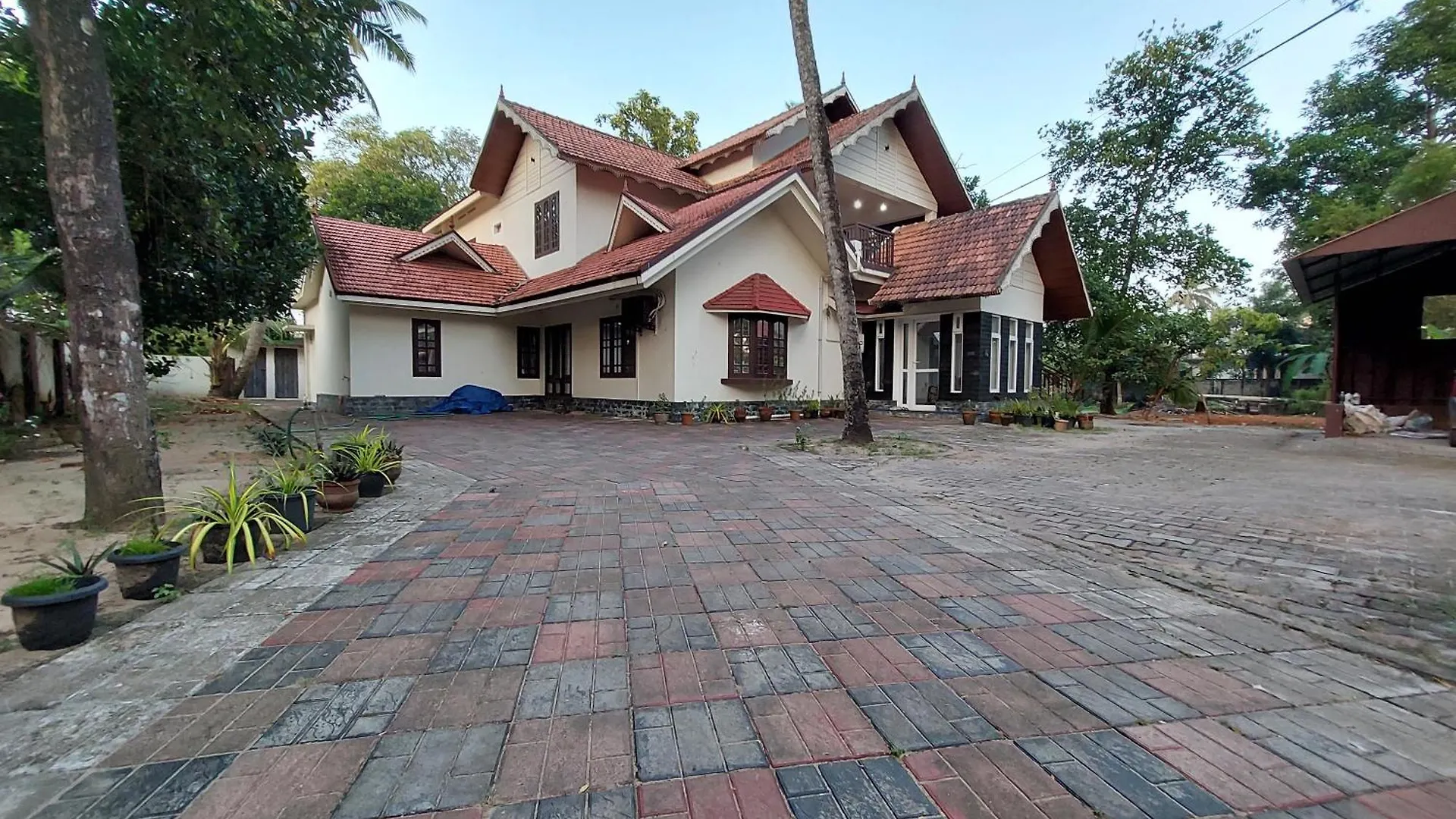 Saras Home Alappuzha Beach