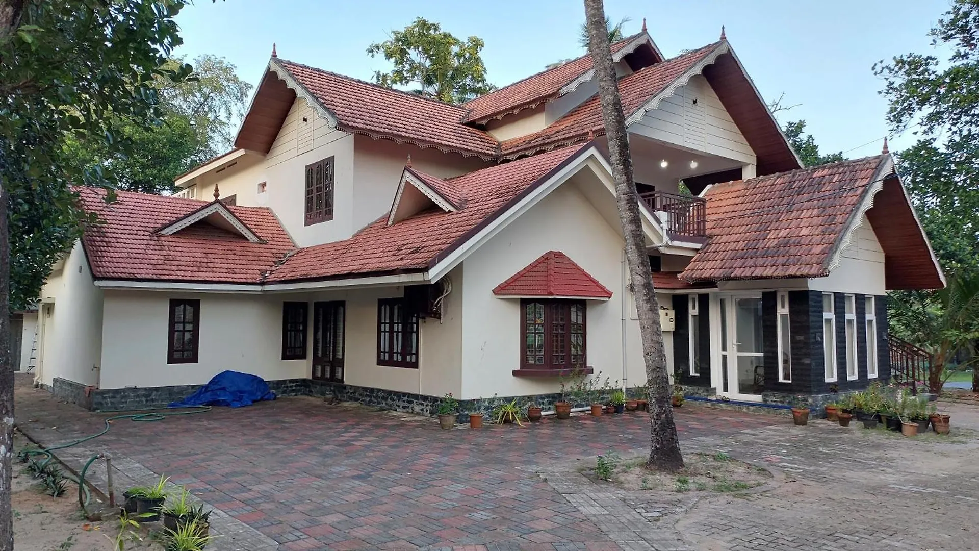 Saras Home Alappuzha Beach
