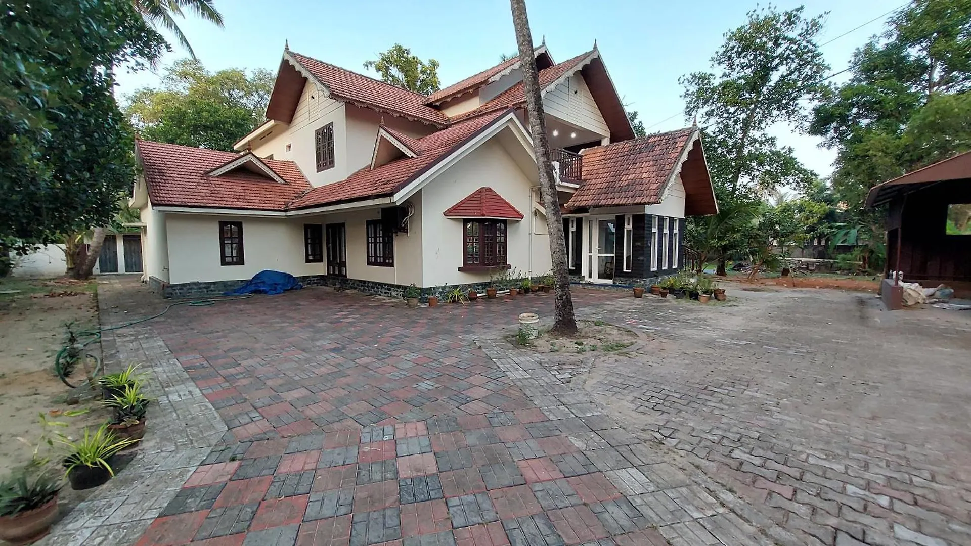 Saras Home Alappuzha Beach